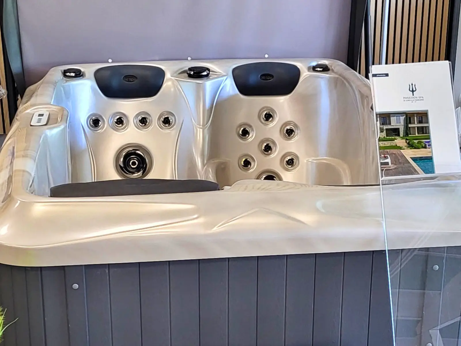 Détail d’un spa haut de gamme exposé dans le showroom Hydrotec Piscine & SPA à Montélimar