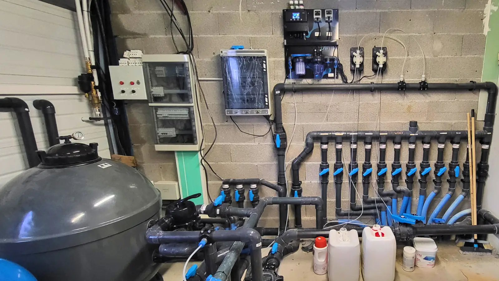 Local technique et système de filtration installés par Hydrotec Piscine & SPA pour la piscine Aquatika à Montélimar