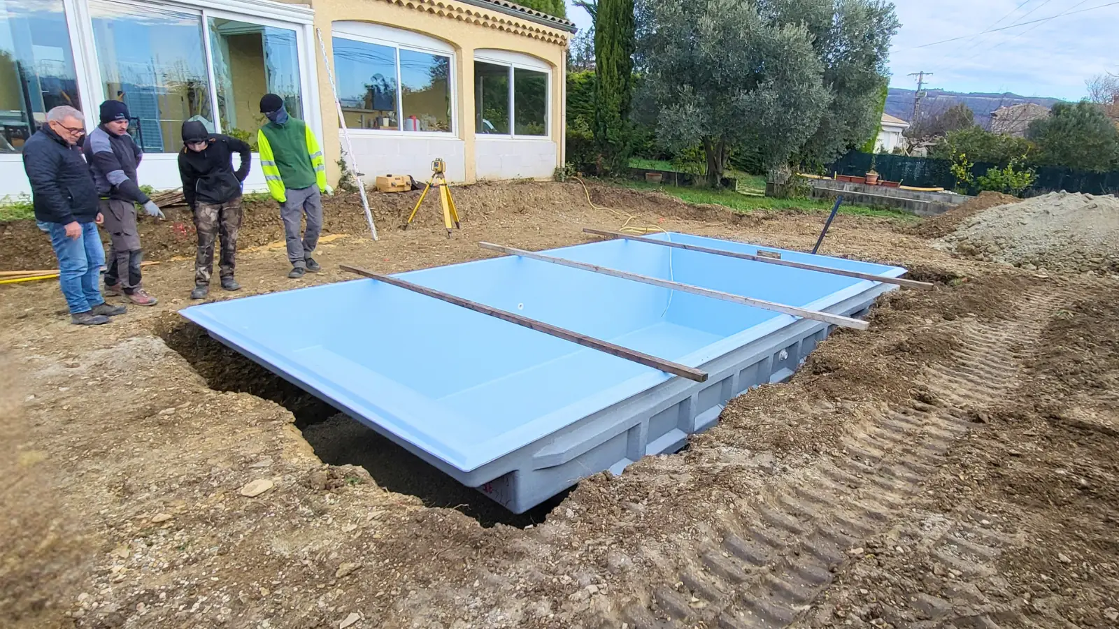 Installation d’une piscine coque par les équipes Hydrotec Piscine & SPA dans le secteur de Montélimar