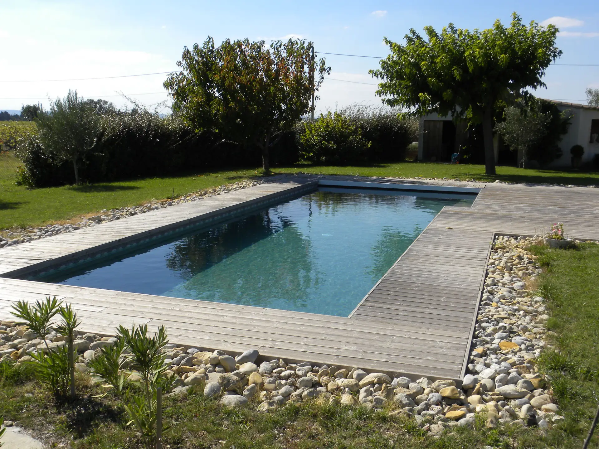 Piscine moderne avec terrasse en bois réalisée par Hydrotec Piscine & SPA dans le secteur de Montélimar