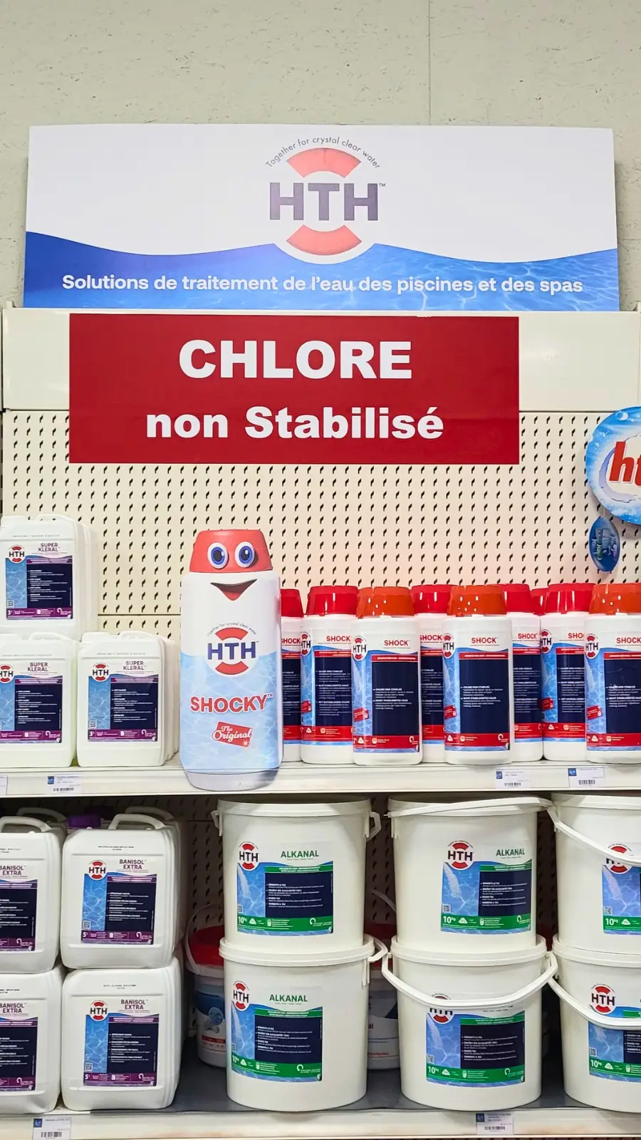 Rayon de produits HTH , chlore, pour le traitement de l’eau des piscines et spas chez Hydrotec Piscine & SPA à Montélimar