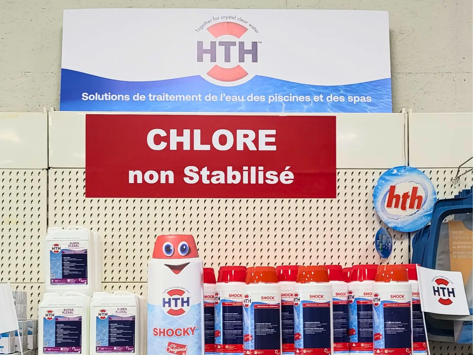 Rayon de produits HTH pour le traitement de l’eau des piscines et spas chez Hydrotec Piscine & SPA à Montélimar