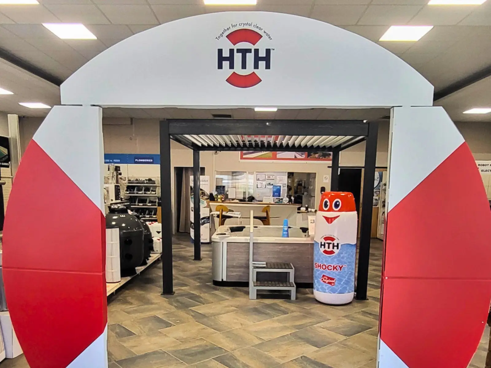 Espace showroom HTH dédié au traitement de l’eau chez Hydrotec Piscine & SPA à Montélimar