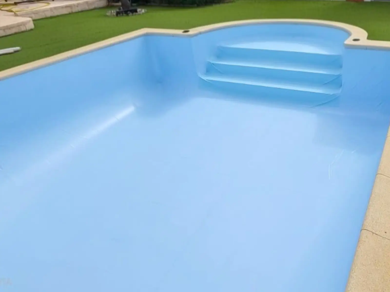 Pose d’un nouveau liner bleu clair dans une piscine en rénovation réalisée par Hydrotec Piscine & SPA