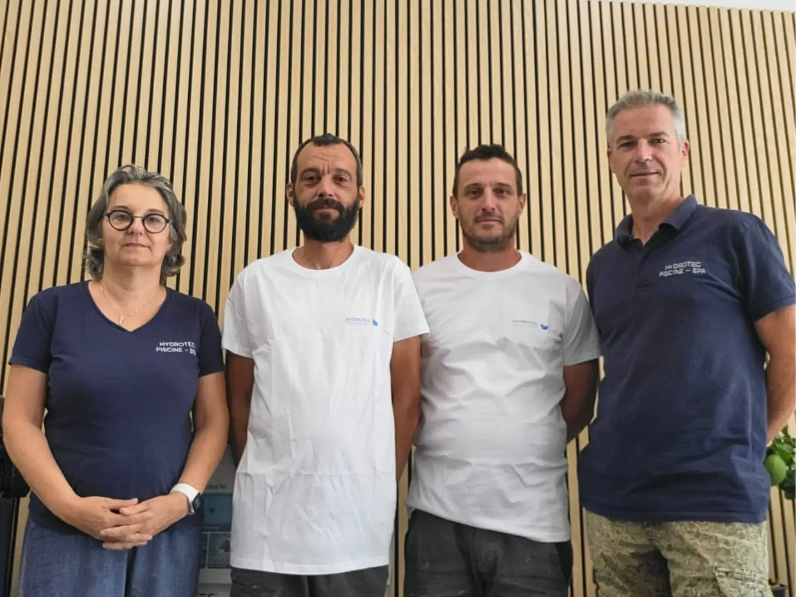 Équipe Hydrotec Piscine & SPA à Montélimar devant le showroom