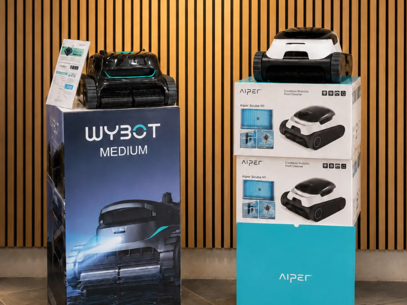 Robots nettoyeurs de piscine Wybot et Aiper présentés dans le showroom Hydrotec à Montélimar