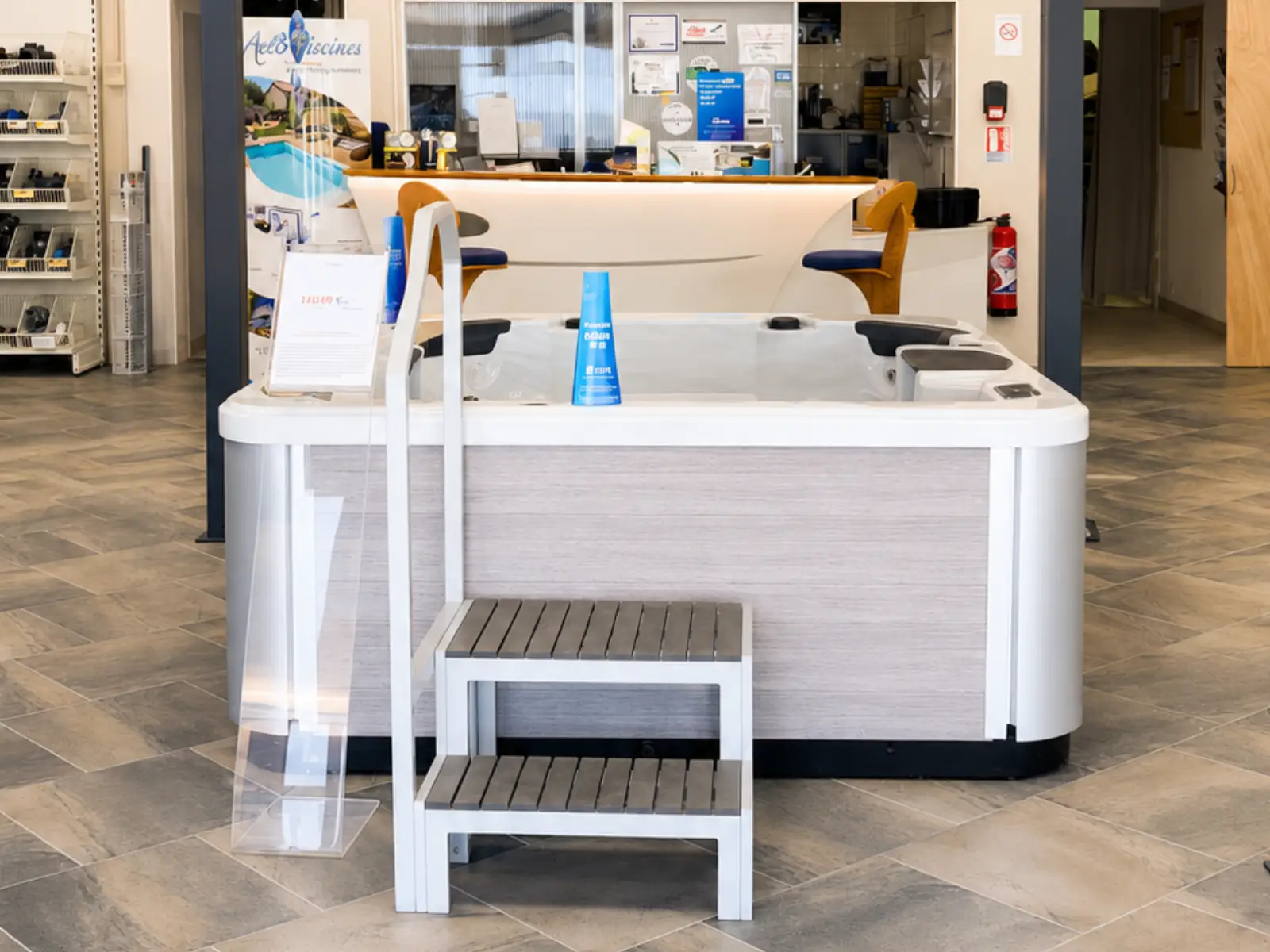 Spa exposé dans le showroom Hydrotec Piscine & SPA à Montélimar