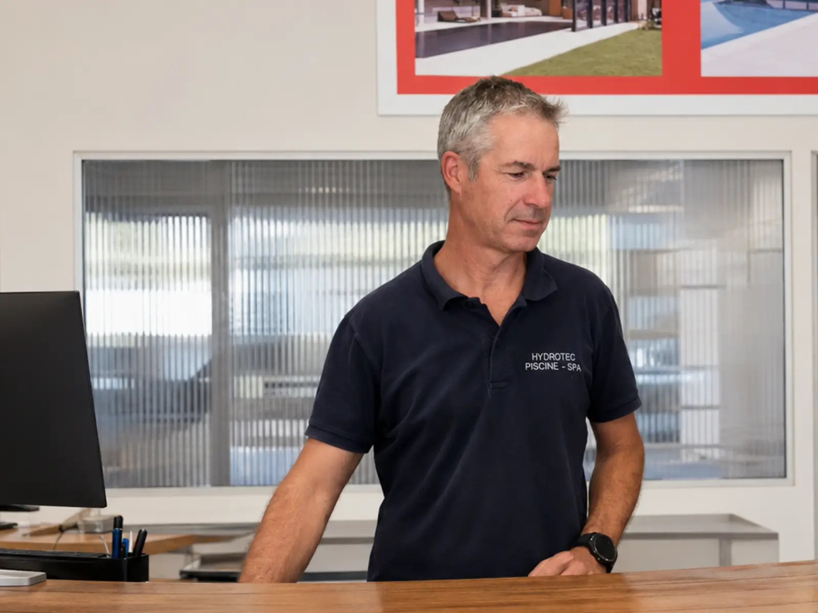 Vincent, gérant Hydrotec Piscine & SPA, dans le showroom de Montélimar